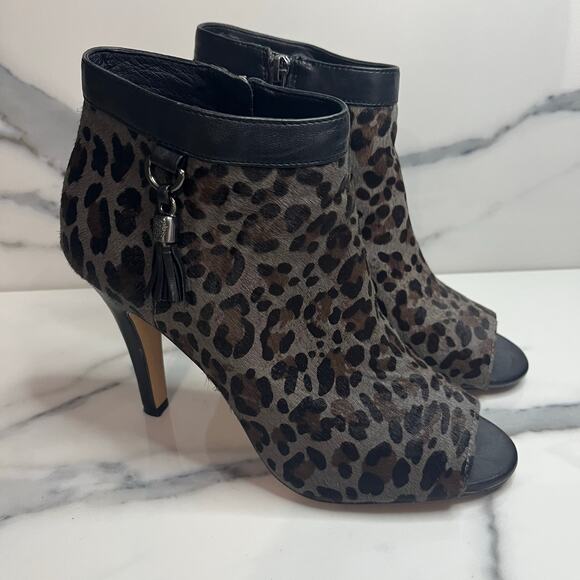 Vince Camuto Women's Gray/Black Leopard Calf Hair Kevia Peep-Toe Booties Sz 9 - Picture 1 of 8